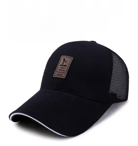 Détail d'une casquette trucker noire respirante avec logo en cuir marron