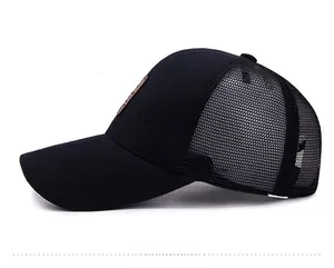 Vue latérale montrant la maille respirante noire et le logo en cuir sur la casquette coton