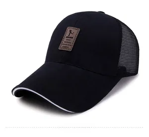 Détail de casquette de baseball noire avec patch en cuir marron et bord sandwich blanc