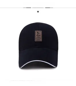 Détail d'une casquette en coton noir avec patch en cuir marron et liseré blanc