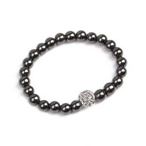 Détail d'un bracelet en perles d'hématite avec un pendentif tête de lion en argent