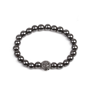 Détail du bracelet en perles d'hématite magnétique avec une tête de lion en argent vieilli