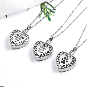 Trois colliers urne cœur en argent gravés Always in my Heart sur fond blanc pur