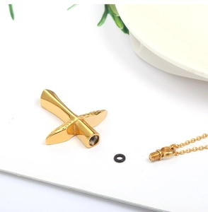 Detailansicht eines goldenen Edelstahl Kreuz Anhängers für Asche mit Dichtungsring