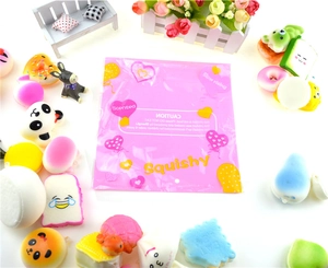 Makroansicht der duftenden Squishy Spielzeuge mit PU-Schaum und rosa Verkaufsverpackung