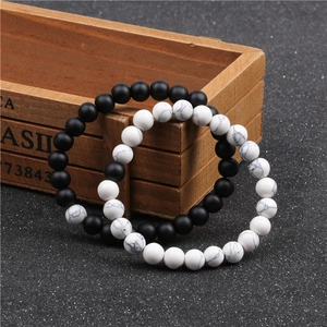 Dettaglio dei braccialetti con perline turchese bianco e nero opaco da 8mm su legno