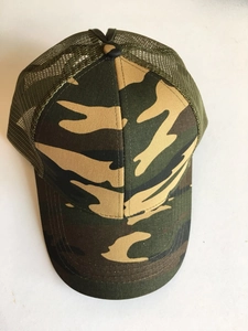 Vista dall'alto del cappello trucker mimetico con rete posteriore e visiera curva