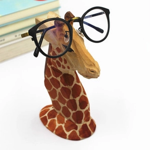 Vue détaillée du support de lunettes girafe en bois sculpté avec taches marron réalistes