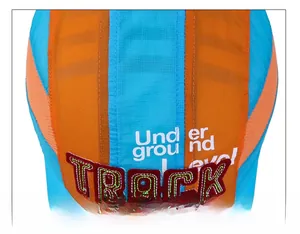 Détail de couture de haute qualité sur une casquette de sport bicolore pour enfants