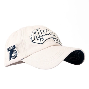 Détail de la broderie 3D Always 75 et du patch latéral sur la casquette de baseball en coton