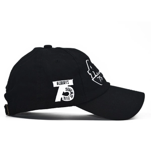 Détail de la broderie 3D blanche affichant ALWAYS SEVENTY FIVE sur une casquette en coton