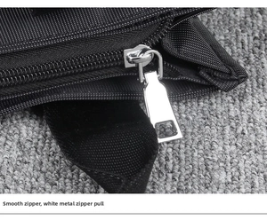 Detailaufnahme von glattem Nylon-Reißverschluss mit silbernem Schieber auf schwarzer Tasche