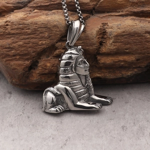 Collier avec pendentif tête de lion en acier inoxydable argenté au style sphinx vintage