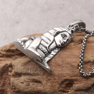 Collier pendentif Sphinx lion pour homme en acier inoxydable vintage sur bois sombre