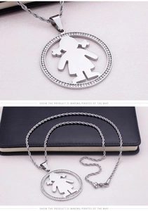 Vue détaillée du collier argenté avec pendentif silhouette de fille orné de cristaux