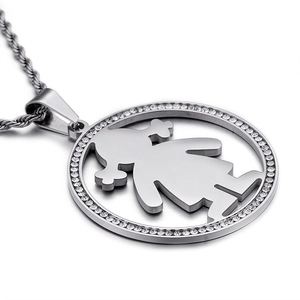 Collier avec pendentif silhouette de fille et cadre en cristal sur fond blanc pur
