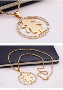 Détail macro du pendentif doré serti de strass brillants et de sa chaîne torsadée
