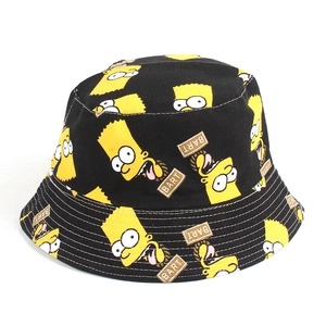 Dettaglio del motivo Bart Simpson e delle cuciture sul cappello a secchiello nero