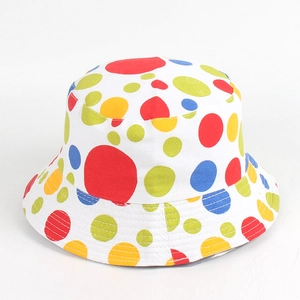 Dettaglio del cappello alla pescatora in tela bianca con vivaci pois multicolori vivaci