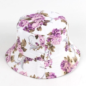 Vista dettagliata del cappello a secchiello bianco con stampe floreali di rose viola