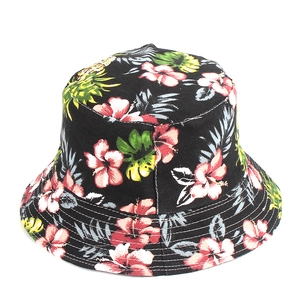 Dettaglio cappello alla pescatora nero con fiori di ibisco rosa e stampe tropicali