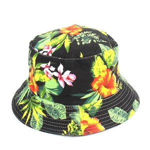 Dettaglio delle cuciture rinforzate su un cappello a secchiello nero con stampa tropicale