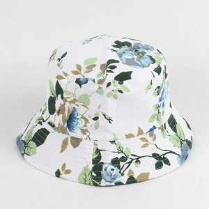 Dettaglio della stampa floreale blu e cuciture fini sul cappello a secchiello
