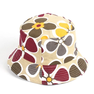 Dettaglio della stampa floreale vintage su un cappello a secchiello in tela beige estivo