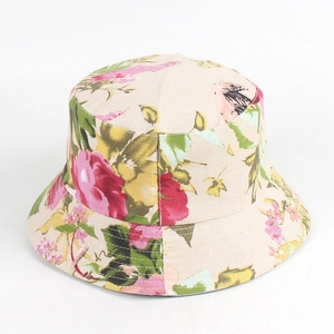 Dettaglio di cappello alla pescatora con stampa floreale rosa e gialla su tela beige