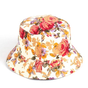 Dettaglio della stampa floreale con rose su cappello a secchiello in tela resistente