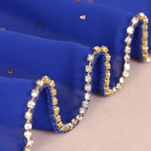 Écharpe élégante en mousseline bleu marine avec strass sertis d'or et cristaux brillants