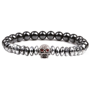 Bracelet en hématite avec breloque crâne argentée et yeux incrustés de zircon rouge