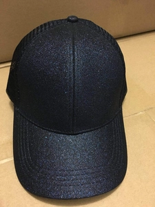 Dettaglio del cappellino da baseball blu scuro con paillettes e rete traspirante sul retro