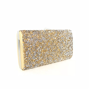 Makro-Detail der rechteckigen Glitzer-Abendtasche mit gold- und silbernen Pailletten