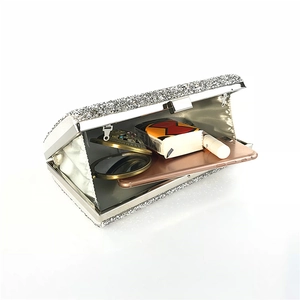 Silberne Pailletten-Abendtasche Innenansicht mit Platz für Handy und Kosmetika