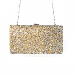 Detailansicht der rechteckigen Pailletten-Abendtasche mit Metallkette und Verschluss