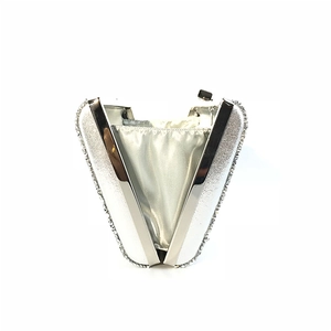 Details der silbernen Pailletten-Abendtasche mit Satin-Innenfutter und Metallrahmen