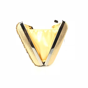 Detailansicht der Luxus-Abendtasche in Champagnergold mit Pailletten, Metallrahmen und Satinfutter