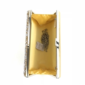 Detailansicht der goldenen Strass-Clutch mit Satinfutter und abnehmbarer Metallkette