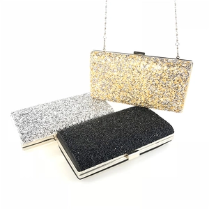 Glitzernde Pailletten-Abendtaschen in Gold, Silber und Schwarz mit metallischen Ketten