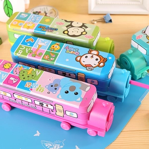 Gros plan de trousses à deux couches en forme de train, couleurs rose, bleu et vert