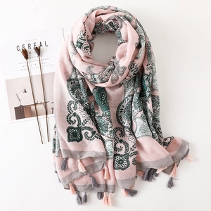Détail de l'écharpe en coton rose avec imprimé paisley et bords à franges fins