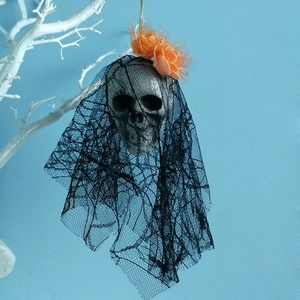 Κρεμαστή διακόσμηση κρανίου Halloween με μαύρο πέπλο δαντέλας και πορτοκαλί λουλούδια για πάρτι.