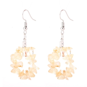 Vue détaillée des boucles d'oreilles pendantes en pierre naturelle jaune clair