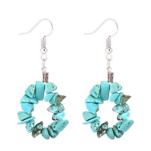 Vue détaillée des perles de turquoise bohème disposées en boucles d'oreilles créoles