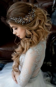 Vue détaillée d'un bijou de tête de mariée avec perles bleues et cristaux sur cheveux blonds