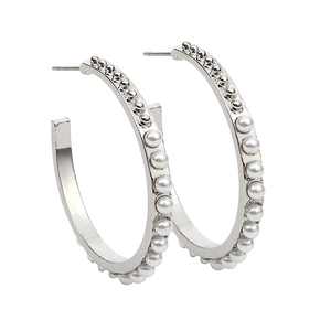 Boucles d'oreilles créoles argentées en C avec perles blanches pour un look moderne