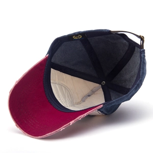 Detail van de binnenkant van vintage baseballpet met gerafelde rand en metalen gesp