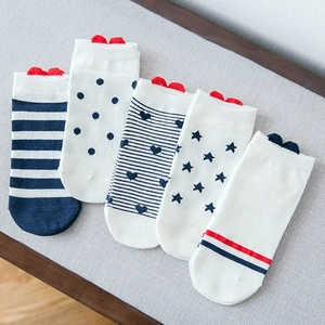 Set of five heart pattern low-cut cotton socks in navy blue, white and red colors