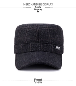 Detail der grauen Winter-Flatcap mit karierter Textur und seitlicher Metallschnalle